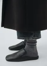 Calcetines de tejido de punto fino en mezcla de lana y cashmere, con diseño de caña media y textura acanalada.
