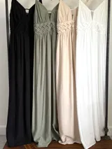 Vestido largo color crema, con breteles finos regulables y guarda trenzada en la cintura.