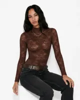 Body de encaje marrón con cuello alto y mangas largas, de diseño ajustado.