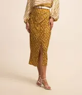 Pollera lápiz de tiro alto, con cierre trasero, estampa de ráfagas y tela satinada.