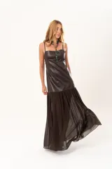 Vestido largo de escote cuadrado y tirantes finos. Presenta un diseño de dos texturas: cuerpo superior en tela engomada estructurada y falda inferior en gasa con sutil transparencia.