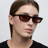 Lentes de sol unisex con montura rectangular negra y lentes marrones.
