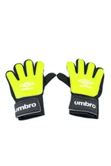 Guantes de arquero Umbro de color negro y verde flúor, con el logotipo de la marca impreso en el dorso y en la muñequera con cierre de velcro ajustable.