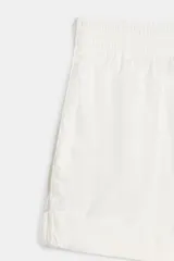 Short de tiro medio color blanco, confeccionado en mezcla de algodón y poliamida. Cuenta con cintura elástica con cordón de ajuste, bolsillos laterales y detalle de vuelta en el dobladillo.