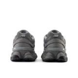 Championes urbanos New Balance modelo U9060ZGB, color gris con detalles en negro y blanco, confeccionados en gamuza y malla, con logo "N" característico en los laterales y entresuela con amortiguación ABZORB y SBS.