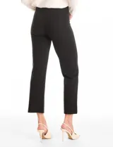 Pantalón cigarette de tiro alto color marrón, confeccionado en tejido elastizado. Presenta un diseño de pretina ancha y plana sin cierres, con costuras verticales pronunciadas a lo largo de cada pierna y corte recto al tobillo.