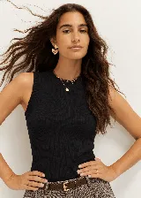 Musculosa negra de punto acanalado, de corte al cuerpo y escote redondo alto.