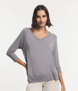 Blusa basica de viscosa color gris con escote en V, mangas tres cuartos y recortes sutiles, de la marca Marfinno.