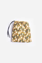 Short de baño celeste con estampado de hojas pequeñas en tonos verdes y blancos. Cuenta con cintura elástica con cordón ajustable, bolsillos laterales y un parche circular con logo en la parte inferior.