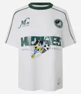 Remera boxy de algodón color blanco, con cuello redondo y ribete verde oscuro, manga corta con líneas decorativas en los hombros, y estampado frontal deportivo de Mickey Mouse con tipografía.