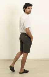 Bermuda verde oscuro de lino y algodón, corte relaxed fit, con cintura elástica ajustable con cordón, bolsillos frontales y traseros.