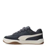 Championes urbanos Puma modelo Park Lifestyle Sk8, color gris oscuro con detalles en beige. Presentan un diseño inspirado en el skate con capellada de cuero sintético y malla, cierre de cordones y suela de goma con base en tono caramelo.