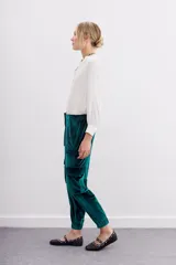 Pantalon tipo babucha confeccionado en terciopelo, con cintura elástica, puños ajustados en la botamanga, bolsillos frontales tipo plaqué con remaches metálicos y bolsillos cargo laterales.