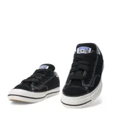 Championes Converse modelo Chuck Taylor Puff, de diseño urbano con silueta robusta y acolchada. Confeccionados en lona negra con costuras blancas visibles, puntera de goma reforzada y suela vulcanizada con franjas negras. Incluye etiqueta clásica en la lengüeta.