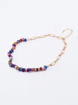 Collar de diseño mixto con una sección de piedras irregulares multicolores y una sección de cadena de eslabones dorados, con cierre de mosquetón y cadena de alargue.