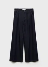 Pantalón de jean estilo wideleg de tiro medio, con pinzas delanteras, cierre de botón y cremallera, y cuatro bolsillos.
