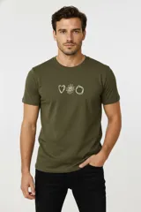 Remera de manga corta color verde oliva, con cuello redondo a la base y estampado frontal pequeño con diseño de corazón, flor y cara sonriente.