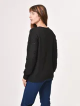 Buzo de tejido de punto color marrón oscuro, con cuello en V y detalles calados horizontales a lo largo del cuerpo y mangas.