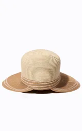 Sombrero de paja estilo cloche con detalle de franja tejida con patrón geométrico en tonos tostados y blancos alrededor de la copa.