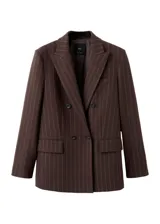 Blazer marrón con sutiles rayas verticales, de corte recto y estructurado, con solapas clásicas y cierre frontal de un botón.