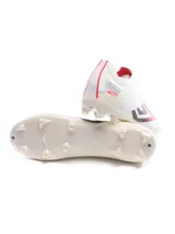 Championes de fútbol Umbro Victory HG, color negro con detalles en gris. Diseño sin cordones con ajuste tipo calcetín.