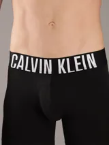Pack de tres bóxers tipo brief de Calvin Klein, confeccionados en mezcla de algodón y elastano. Presentan cintura elástica distintiva con el logo de la marca en contraste y diseño de talle medio.