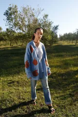 Cárdigan celeste pálido de lana merino con bordados florales color ladrillo hechos a mano.