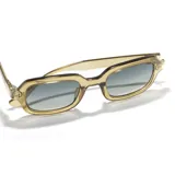 Lentes de sol Sunski modelo Lago, con montura cuadrada color amarillo translúcido y lentes degradadas en tonos de verde.