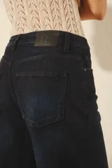 Jean de corte oxford tiro alto, confeccionado en denim confort azul oscuro con muy poco elastano. Presenta cierre y botón, y forrería estampada en los bolsillos.
