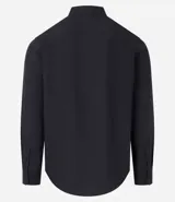 Camisa de corte regular confeccionada en microfibra, con cuello inglés, manga larga y cierre frontal abotonado. Presenta un diseño liso y minimalista, ideal para un estilo formal o de oficina.