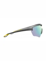 Lentes de sol deportivos con diseño de pantalla envolvente, montura de policarbonato color plata y lentes reflectantes con acabado tornasolado.