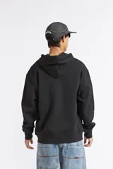 Campera con capucha y cierre frontal de Quiksilver, modelo Essential, en color negro con bolsillos tipo canguro y cordones ajustables.