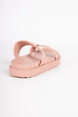 Sandalias abiertas color verde claro, con dos tiras anchas con diseño en relieve y plataforma de 4cm.