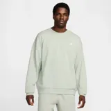 Buzo de cuello redondo Nike Club Fleece, color verde claro, de diseño oversize y mangas largas con hombros caídos. Cuenta con el logotipo Nike Futura bordado en el pecho.