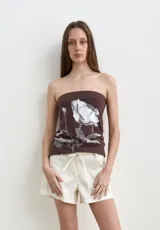 Top de algodón sin tirantes con estampa de serigrafía de una rosa en blanco.