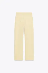 Jeans de mujer, tiro alto, color azul medio con efecto desgastado (lavado claro en muslos y oscuro en bordes). Corte recto y ancho (mom fit) con cinco bolsillos y cierre frontal de botón y cremallera.