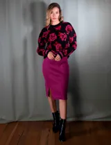 Falda midi tejida color gris oscuro, de corte recto con pretina elastizada y tajos laterales.