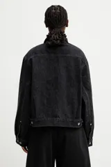 Chaqueta Carhartt modelo Belmar confeccionada en denim negro de alta densidad con sutil estampado de serpiente, cuello clásico, cierre frontal de botones metálicos, bolsillos frontales con solapa y etiqueta cuadrada con el logo de la marca.