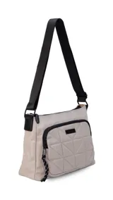 Bandolera de diseño práctico y moderno, confeccionada en tela impermeable color verde militar. Presenta un bolsillo frontal con diseño capitoneado geométrico, cierre principal y bolsillo trasero con cierre. Incluye correa ajustable y detalles en negro.