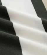Suéter de punto con diseño de bloques de color horizontal en tonos beige, blanco y verde oscuro, cuello redondo y manga larga.