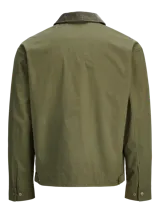 Campera utility color verde militar, de manga larga con cuello camisero de pana. Diseño liviano y resistente con cierre de botones, dos bolsillos frontales con solapa y dos bolsillos laterales. Interior forrado en poliéster reciclado y acabado repelente al agua.