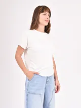 Remera negra de mangas cortas y cuello redondo con detalle de costura horizontal en la parte superior.