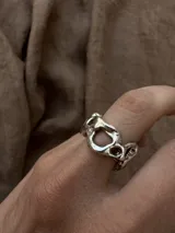 Anillo de bronce con diseño orgánico y aberturas irregulares.