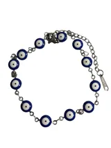 Pulsera de acero quirúrgico con diseño de cadena de eslabones finos intercalados con dijes circulares de ojo turco en color azul, blanco y negro.