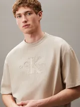 Remera beige de algodón regenerativo con cuello redondo y logotipo de Calvin Klein Jeans bordado en el frente.