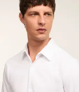 Camisa de vestir masculina corte slim, color azul acero, con cuello inglés, manga larga y cierre frontal con botones. Confeccionada con tecnología Easy Care que aporta elasticidad y secado rápido.