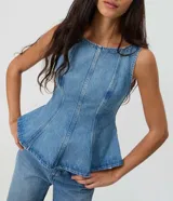 Blusa sin mangas confeccionada en jean de algodón, con escote redondo, corte entallado y diseño peplum con dobladillo evasé y recortes estructurados.