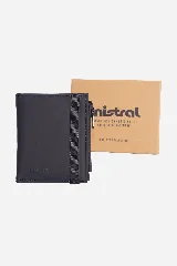 Billetera negra de poliuretano con cierre de cremallera, compartimentos internos y logo de la marca en la parte inferior. Incluye caja de cartón con el logo de la marca.