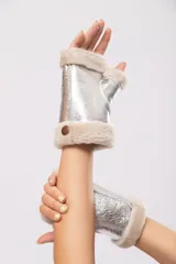 Guantes mitones plateados de cuero con borde de lana natural color beige.