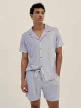 Shorts de toalla celeste con cintura elástica y cordón ajustable.